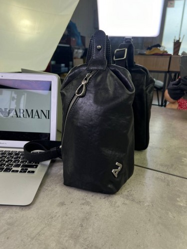 Сумка-слинг Armani из натуральной кожи на молнии 
