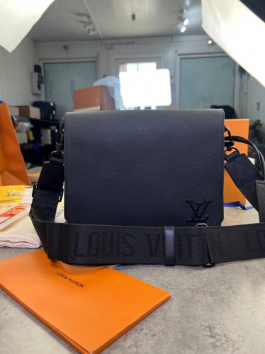 Мессенджер Louis Vuitton Takeoff
