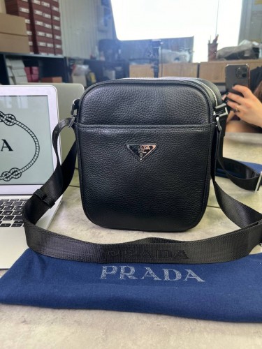 Кросс-боди Prada из черной телячьей кожи 
