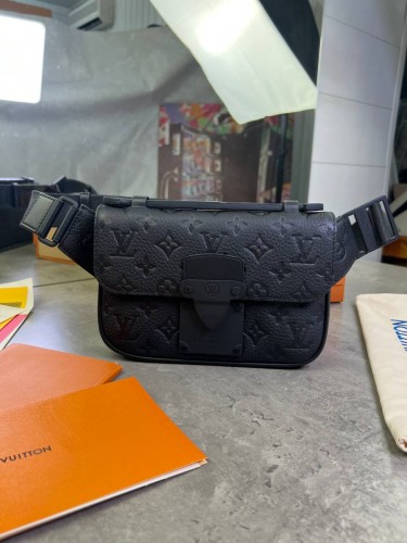 Нагрудная сумка Louis Vuitton S Lock