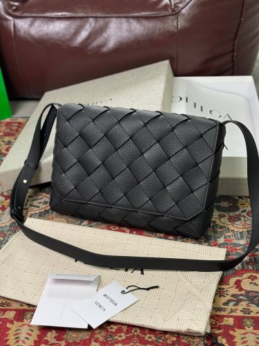 Мессенджер Bottega Veneta черный зернистая кожа большого размера