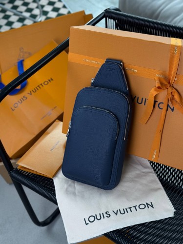 Сумка-слинг Louis Vuitton Avenue Taiga Blue