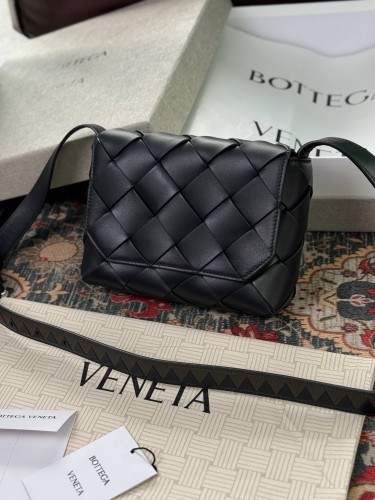 Мессенджер Bottega Veneta черный гладкая кожа 