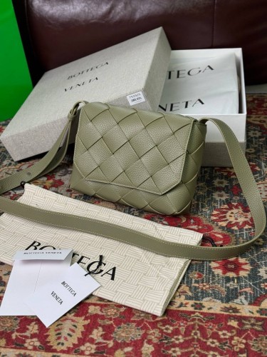 Классический мессенджер с кришкой Bottega Veneta Beige