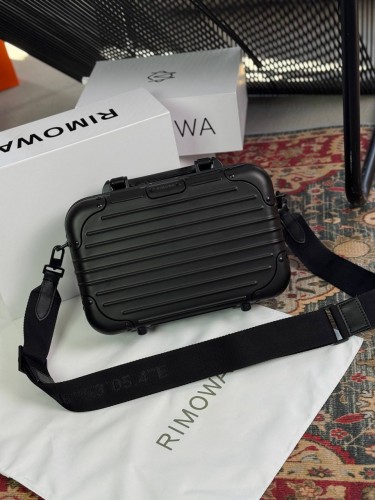 Сумка кросс-боди Rimowa Personal серебристого цвета (квадрат+ручка)