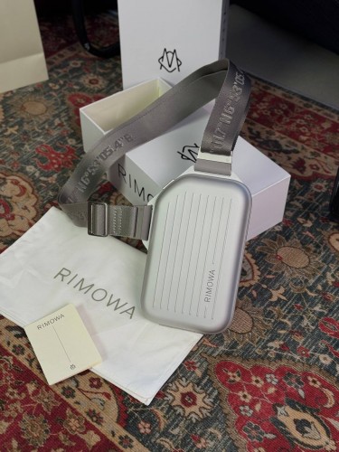 Сумка-слинг Rimowa Personal серебристого цвета
