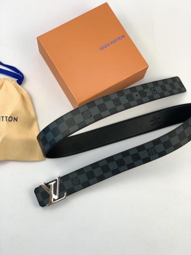 Ремень Louis Vuitton серого цвета серебристая пряжка 