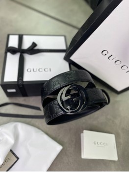 Ремень Gucci Signature GG Supreme с черной пряжкой