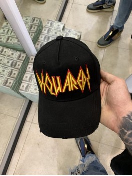 Кепка Dsquared желтого цвета логотип в виде молнии 