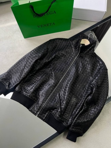 Демисезонная курточка Bottega Veneta из натуральной кожи черного цвета