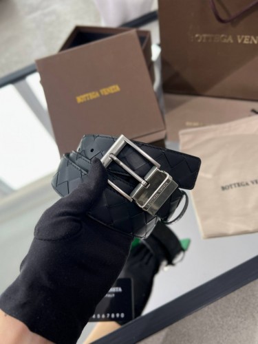 Ремень Bottega Venetta с плетением Intreciato и сереьристой пряжкой		