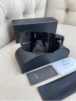 Солнцезащитные очки Prada SPS 04W-F