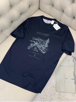 Футболка Brunello Cucinelli темно-синего цвета с принтом "Solomeo"