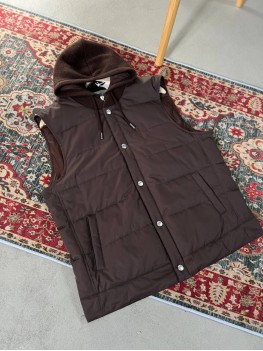 Жилет Brunello Cucinelli коричневого цвета с трикотажным капюшоном 